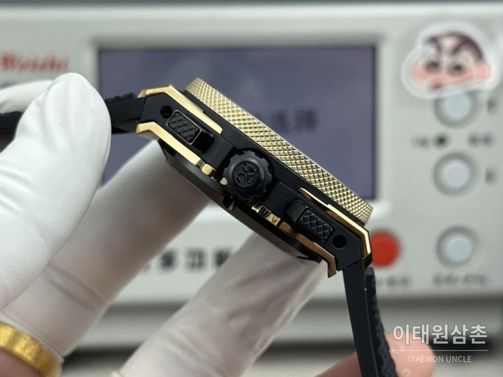 위블로 빅뱅 20주년 세라믹 크로노그래프 오토매틱 OMF라인 43mm 블랙 블랙 러버 스트랩 골드 베젤