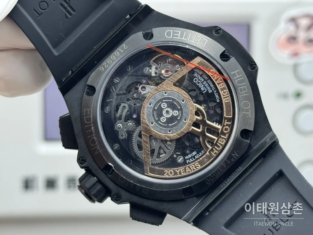 위블로 빅뱅 20주년 세라믹 크로노그래프 오토매틱 OMF라인 43mm 블랙 블랙 러버 스트랩 블랙 베젤 (2)