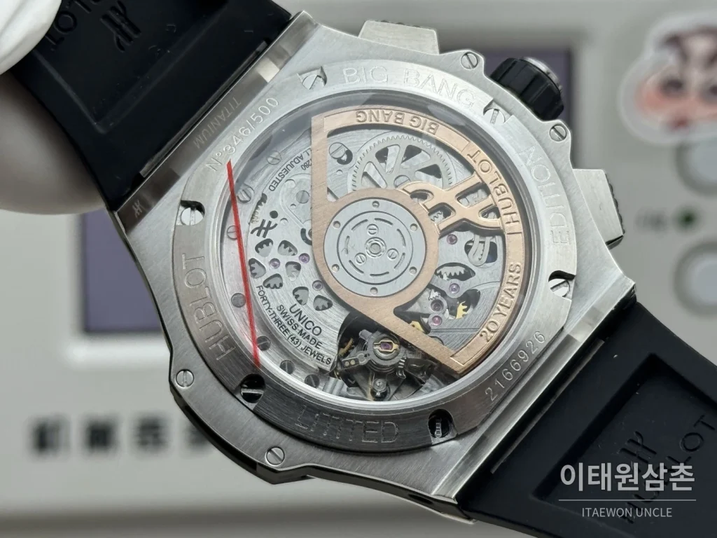 위블로 빅뱅 20주년 세라믹 크로노그래프 오토매틱 OMF라인 43mm 블랙 블랙 러버 스트랩 블랙 베젤