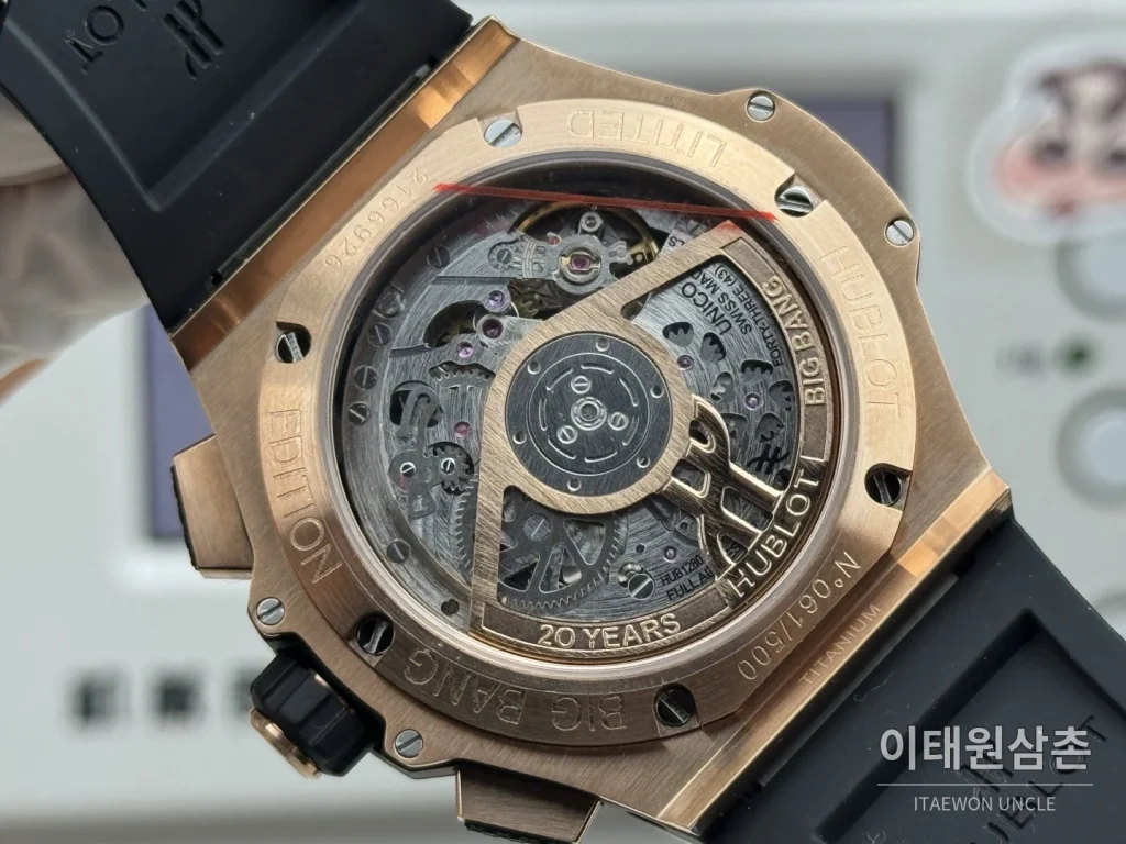 위블로 빅뱅 20주년 세라믹 크로노그래프 오토매틱 OMF라인 43mm 블랙 블랙 러버 스트랩 블랙 베젤 (3)