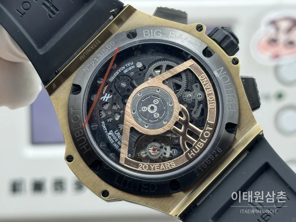 위블로 빅뱅 20주년 세라믹 크로노그래프 오토매틱 OMF라인 43mm 블랙 블랙 러버 스트랩 골드 베젤