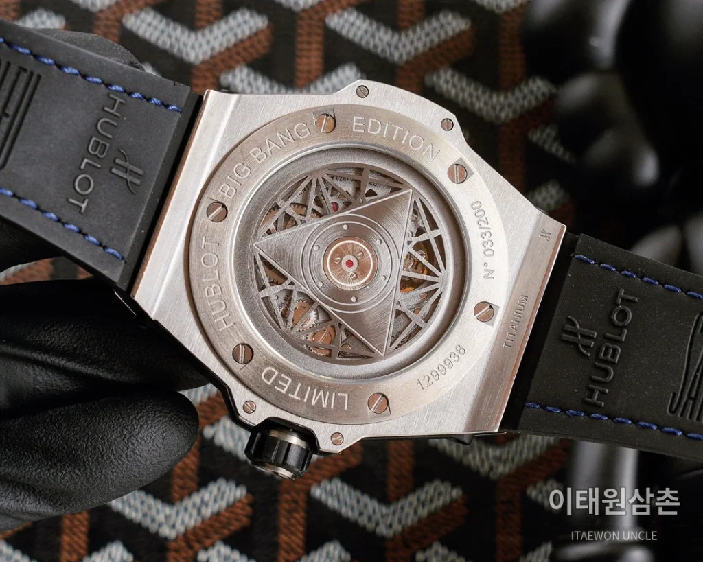 위블로 빅뱅 오토매틱 45mm 블루 다이얼 블루 러버 스트랩 실버 베젤
