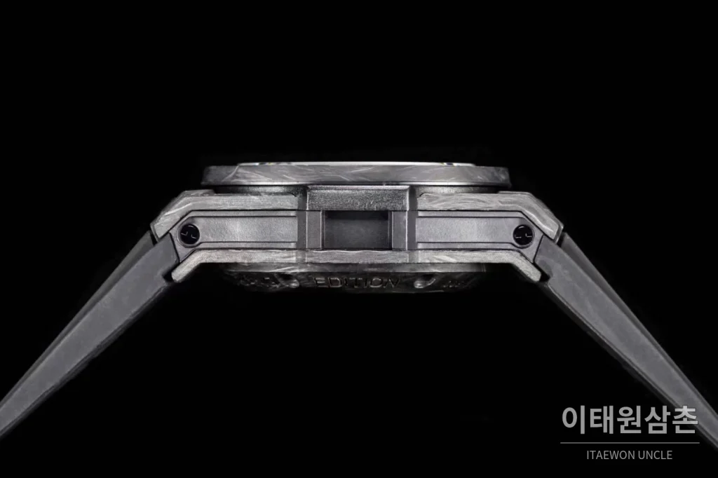 위블로 빅뱅 카본파이버 스켈레톤 크로노그래프 오토매틱 스켈레톤 다이얼 블랙 러버 스트랩 그레이 베젤