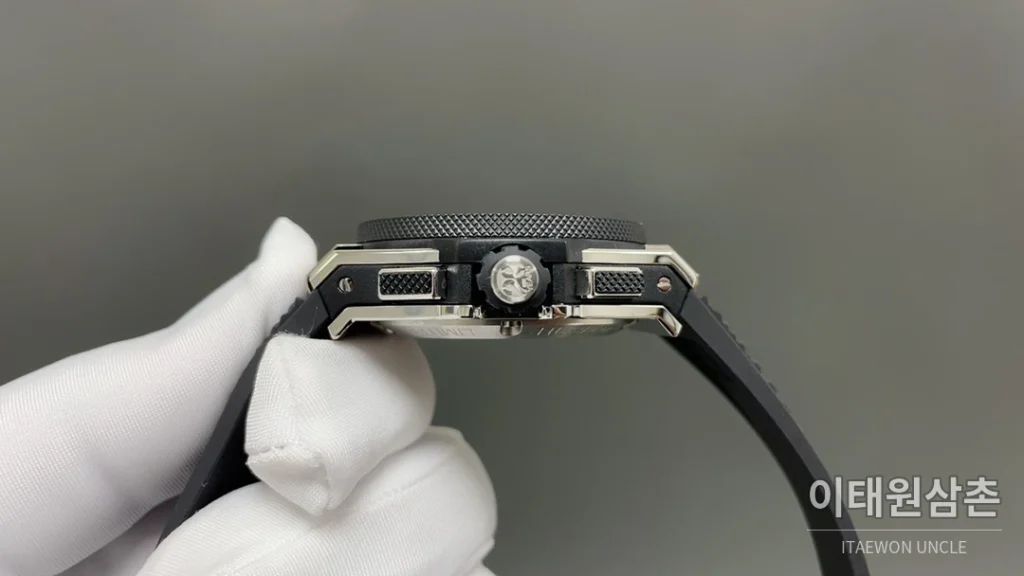 위블로 빅뱅 크로노그래프 오토매틱 43mm 블랙 다이얼 블랙 러버 스트랩 블랙 베젤