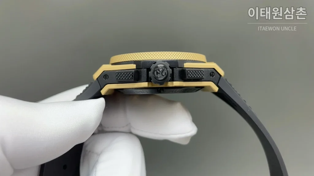 위블로 빅뱅 크로노그래프 오토매틱 43mm 블랙 다이얼 블랙 러버 스트랩 골드 베젤