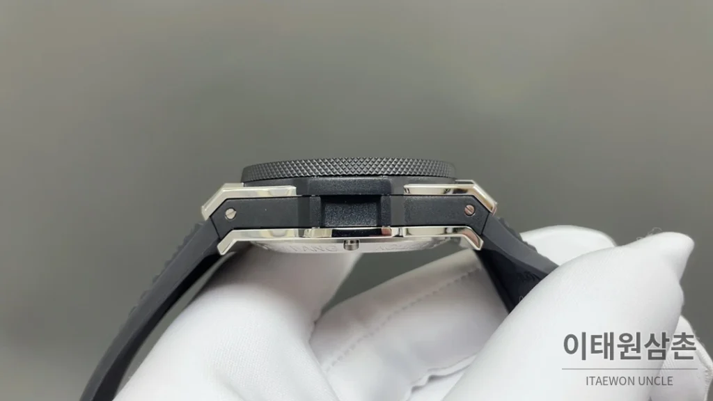 위블로 빅뱅 크로노그래프 오토매틱 43mm 블랙 다이얼 블랙 러버 스트랩 블랙 베젤