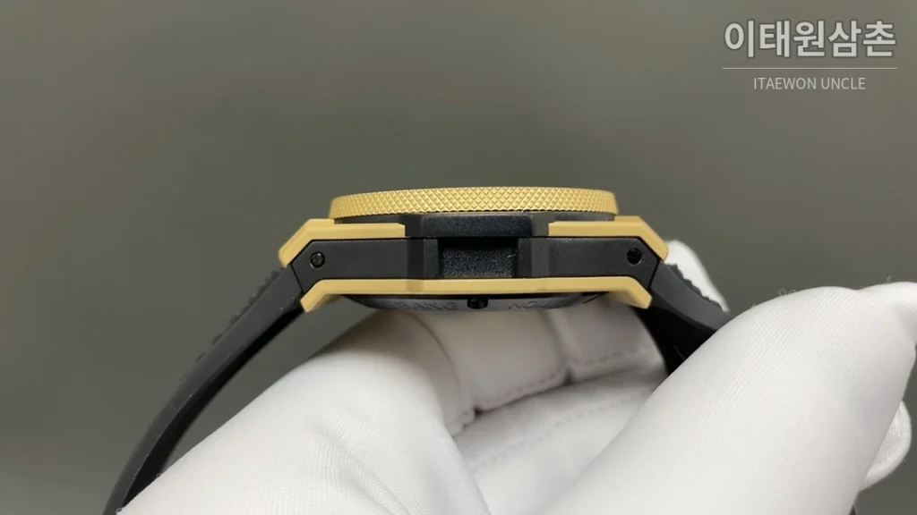 위블로 빅뱅 크로노그래프 오토매틱 43mm 블랙 다이얼 블랙 러버 스트랩 골드 베젤
