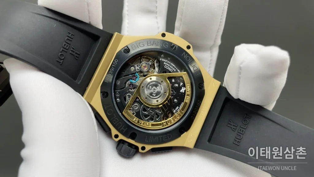 위블로 빅뱅 크로노그래프 오토매틱 43mm 블랙 다이얼 블랙 러버 스트랩 골드 베젤