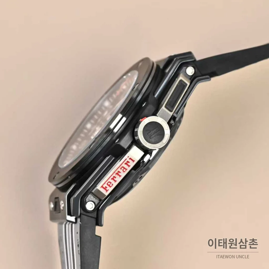 위블로 빅뱅 페라리 티타늄 카본 스켈레톤 크로노그래프 오토매틱 45mm 블랙 그레이 러버 스트랩