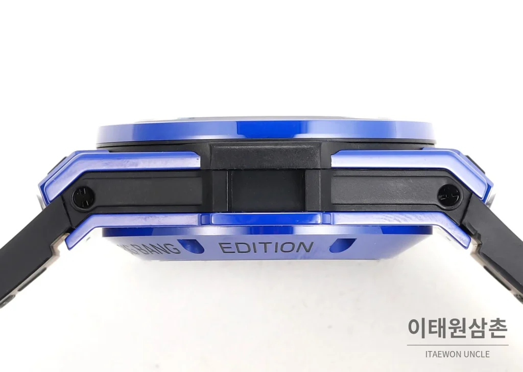 위블로 빅뱅 유니코 세라믹 컬러다이얼 크로노그래프 오토매틱 45mm 컬러 세라믹 화이트 러버 스트랩 블루 베젤