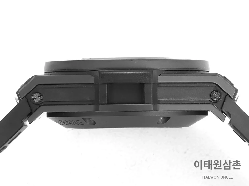 위블로 빅뱅 유니코 세라믹 컬러다이얼 크로노그래프 오토매틱 45mm 컬러 세라믹 화이트 러버 스트랩 블랙 베젤