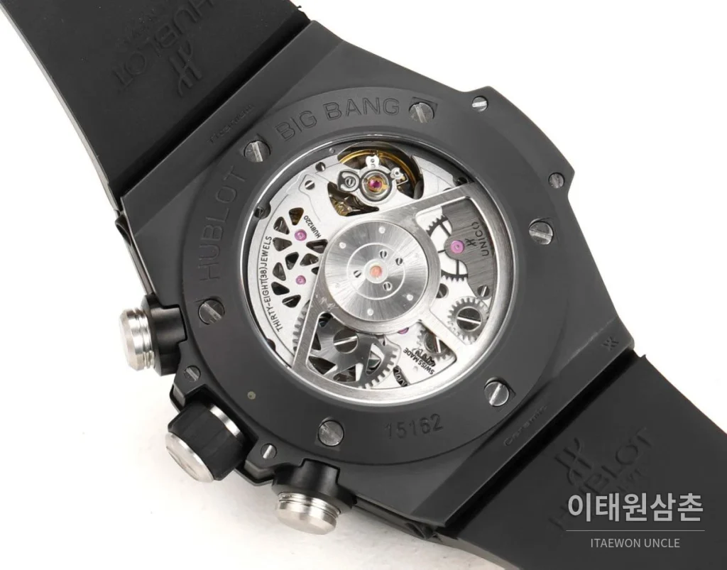 위블로 빅뱅 유니코 세라믹 컬러다이얼 크로노그래프 오토매틱 45mm 컬러 세라믹 화이트 러버 스트랩 블랙 베젤