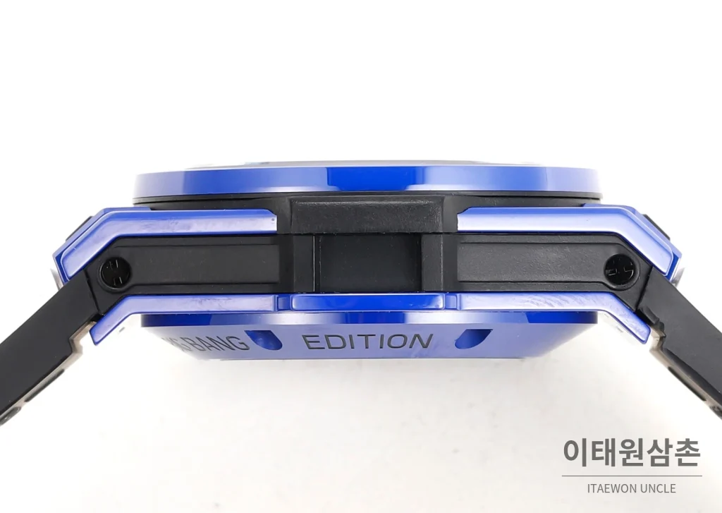위블로 빅뱅 유니코 컬러세라믹 플라이백 크로노그래프 오토매틱 45mm 멀티 컬러 스켈레톤 다이얼 화이트 러버 스트랩 블루 베젤