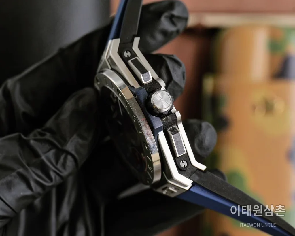 위블로 빅뱅 유니코 GMT 티타늄 블루 오토매틱 45mm 411.NL.7112.RX 스켈레톤 다이얼 블루 러버 스트랩