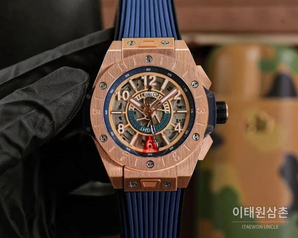 위블로 빅뱅 유니코 GMT 티타늄 골드 오토매틱 45mm 스켈레톤 다이얼 네이비 러버 스트랩 위블로 빅뱅 유니코 GMT 티타늄 골드 오토매틱 45mm 스켈레톤 다이얼 네이비 러버 스트랩