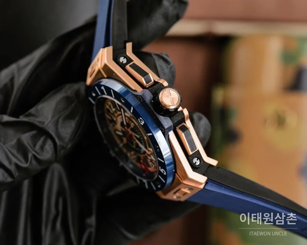위블로 빅뱅 유니코 GMT 티타늄 골드 오토매틱 45mm 스켈레톤 다이얼 블루 러버 스트랩