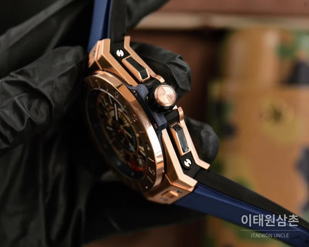 위블로 빅뱅 유니코 GMT 티타늄 골드 오토매틱 45mm 스켈레톤 다이얼 네이비 러버 스트랩