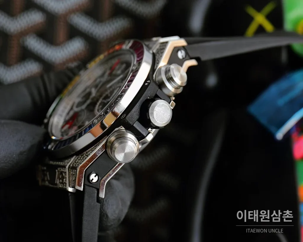 위블로 빅뱅 유니코 티타늄 세라믹 크로노그래프 45.5mm 411.NM.1170.RX 스켈레톤 다이얼 블랙 러버 스트랩 멀티컬러 베젤