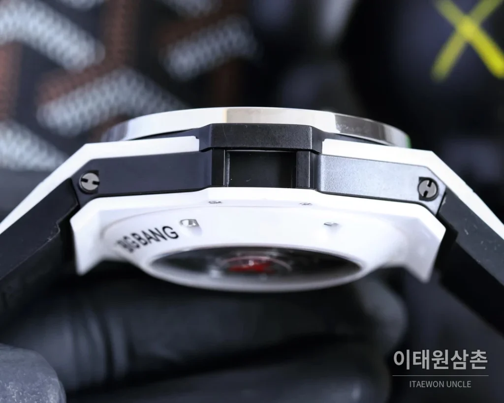 위블로 빅뱅 유니코 티타늄 세라믹 크로노그래프 45.5mm 411.NM.1170.RX 스켈레톤 다이얼 화이트 러버 스트랩 멀티컬러 베젤