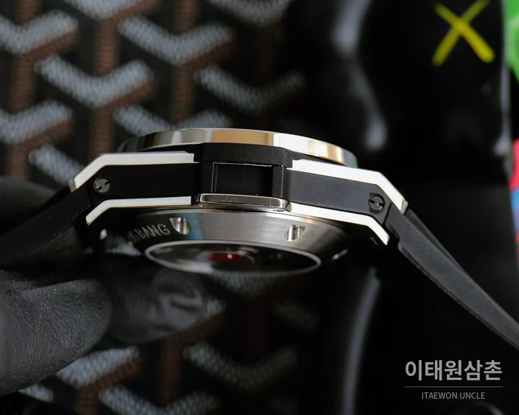 위블로 빅뱅 유니코 티타늄 세라믹 크로노그래프 45.5mm 411.NM.1170.RX 스켈레톤 다이얼 블랙 러버 스트랩 멀티컬러 베젤