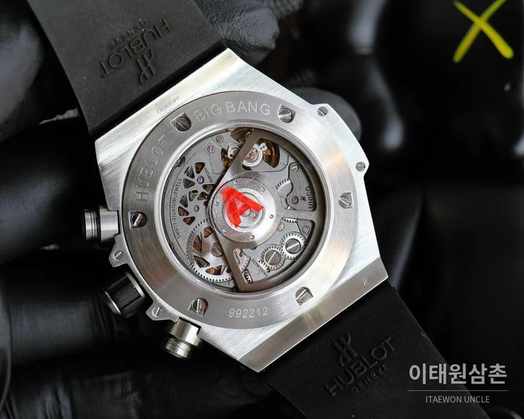 위블로 빅뱅 유니코 티타늄 세라믹 크로노그래프 45.5mm 411.NM.1170.RX 스켈레톤 다이얼 블랙 러버 스트랩 멀티컬러 베젤