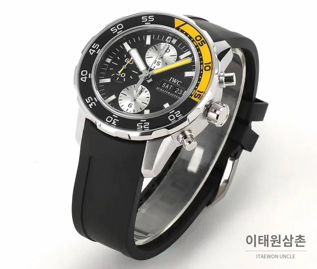 IWC 아쿠아타이머 크로노그래프 루미너스 베젤 블랙다이얼 오토매틱 44mm 블랙 러버 스트랩