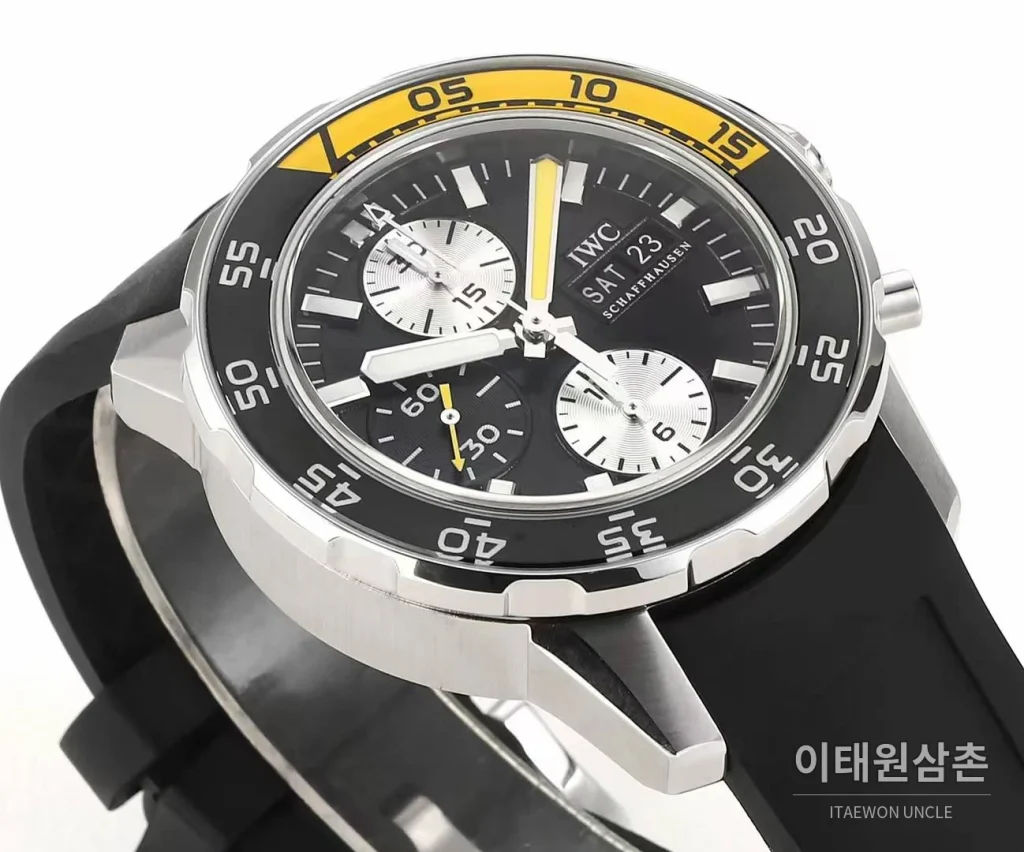 IWC 아쿠아타이머 크로노그래프 루미너스 베젤 블랙다이얼 오토매틱 44mm 블랙 러버 스트랩
