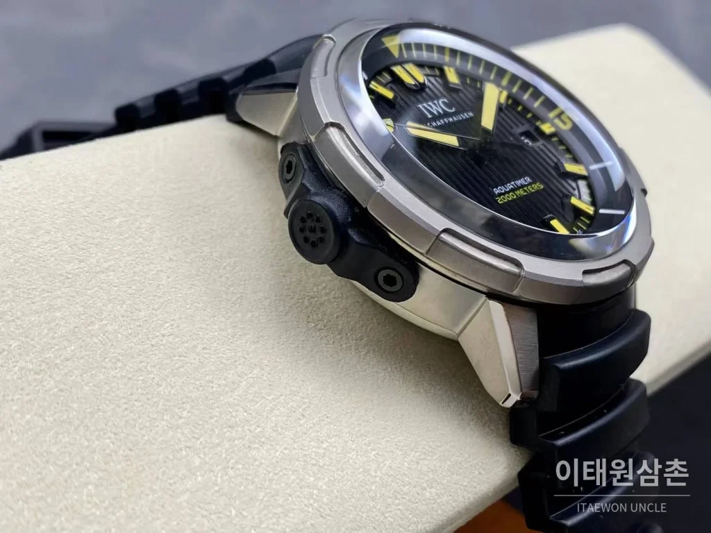 IWC 아쿠아타이머 딥 투 씨 티타늄 블랙다이얼 오토매틱 46mm 블랙 러버 스트랩 그레이 베젤 (2)