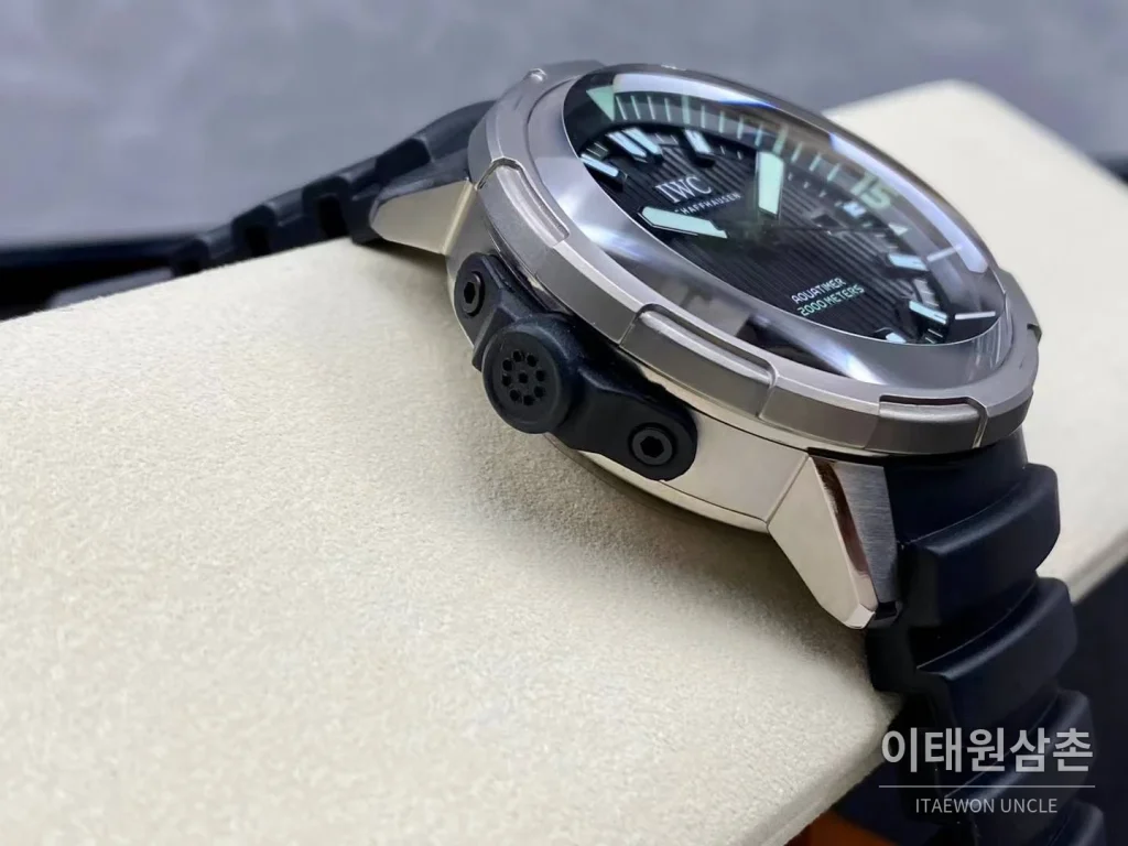 IWC 아쿠아타이머 딥 투 씨 티타늄 블랙다이얼 오토매틱 46mm 블랙 러버 스트랩 그레이 베젤
