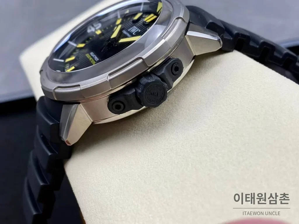 IWC 아쿠아타이머 딥 투 씨 티타늄 블랙다이얼 오토매틱 46mm 블랙 러버 스트랩 그레이 베젤 (2)