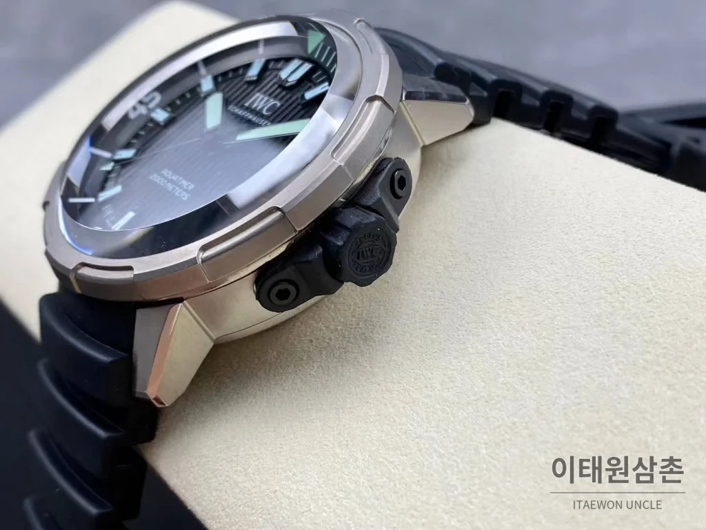 IWC 아쿠아타이머 딥 투 씨 티타늄 블랙다이얼 오토매틱 46mm 블랙 러버 스트랩 그레이 베젤
