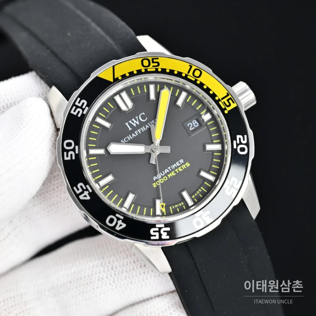 IWC 아쿠아타이머 스틸 블랙 베젤 오토매틱 44mm 화이트 다이얼 (2)