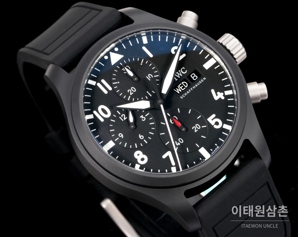 IWC 파일럿 올블랙 세라믹 크로노그래프 오토매틱 41.9mm