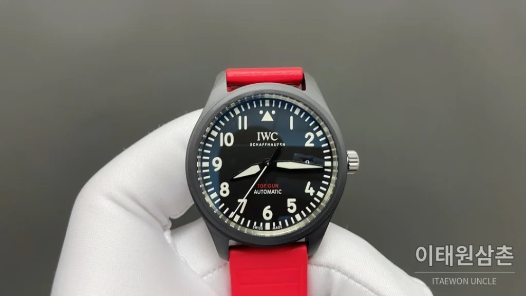 IWC 파일럿 오토매틱 41mm 블랙 다이얼 레드 러버 스트랩 블랙 베젤