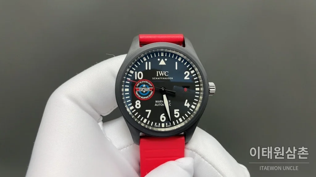 IWC 파일럿 오토매틱 41mm 블랙 다이얼 레드 러버 스트랩 블랙 베젤 세라믹 케이스
