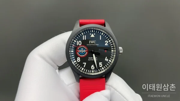 IWC 파일럿 오토매틱 41mm 블랙 다이얼 레드 러버 스트랩 블랙 베젤 세라믹 케이스
