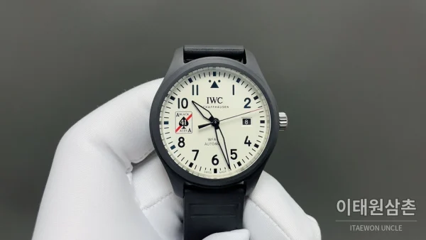IWC 파일럿 오토매틱 41mm 화이트 다이얼 블랙 러버 스트랩 블랙 베젤