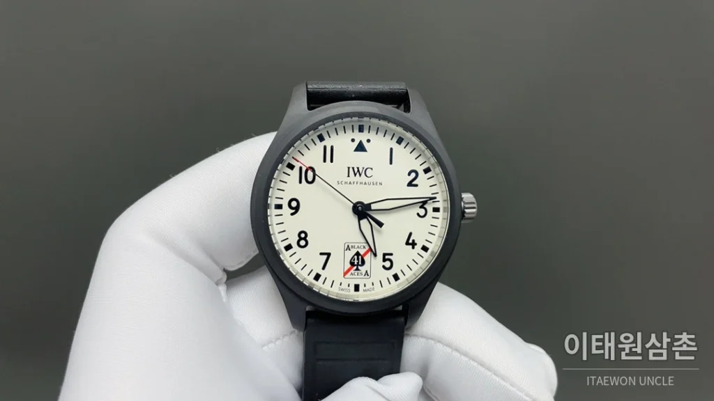 IWC 파일럿 오토매틱 41mm 화이트 다이얼 블랙 러버 스트랩 블랙 베젤 (2)