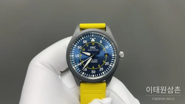 IWC 파일럿 오토매틱 41mm 네이비 다이얼 옐로우 러버 스트랩 그레이 베젤 티타늄 케이스