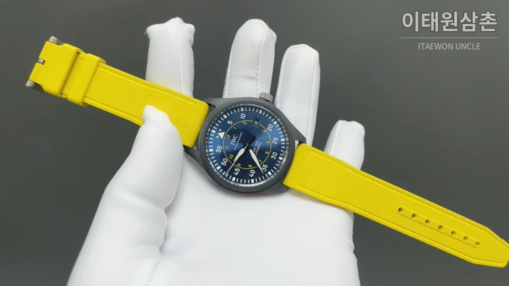 IWC 파일럿 오토매틱 41mm 네이비 다이얼 옐로우 러버 스트랩 그레이 베젤 티타늄 케이스