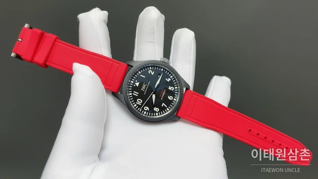IWC 파일럿 오토매틱 41mm 블랙 다이얼 레드 러버 스트랩 블랙 베젤