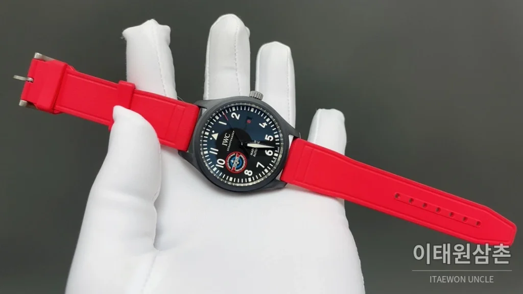 IWC 파일럿 오토매틱 41mm 블랙 다이얼 레드 러버 스트랩 블랙 베젤 세라믹 케이스