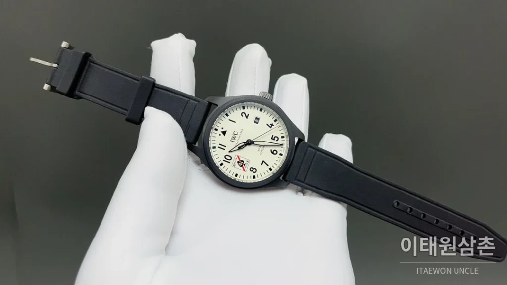IWC 파일럿 오토매틱 41mm 화이트 다이얼 블랙 러버 스트랩 블랙 베젤