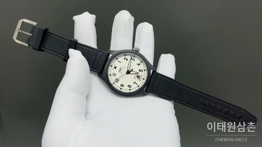 IWC 파일럿 오토매틱 41mm 화이트 다이얼 블랙 러버 스트랩 블랙 베젤 (2)