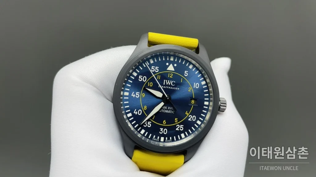 IWC 파일럿 오토매틱 41mm 네이비 다이얼 옐로우 러버 스트랩 그레이 베젤 티타늄 케이스