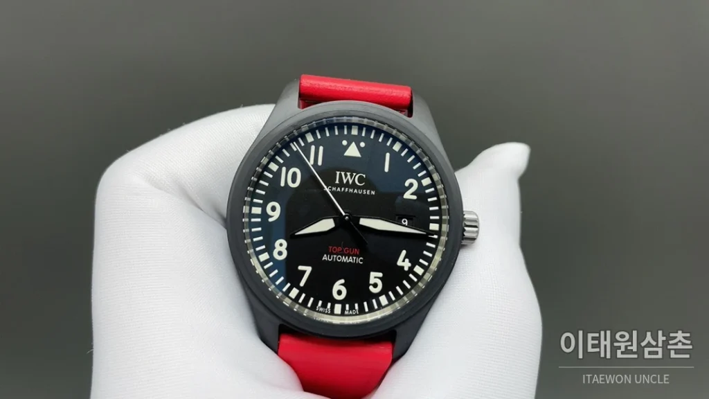 IWC 파일럿 오토매틱 41mm 블랙 다이얼 레드 러버 스트랩 블랙 베젤
