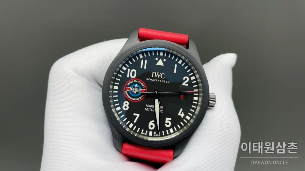 IWC 파일럿 오토매틱 41mm 블랙 다이얼 레드 러버 스트랩 블랙 베젤 세라믹 케이스