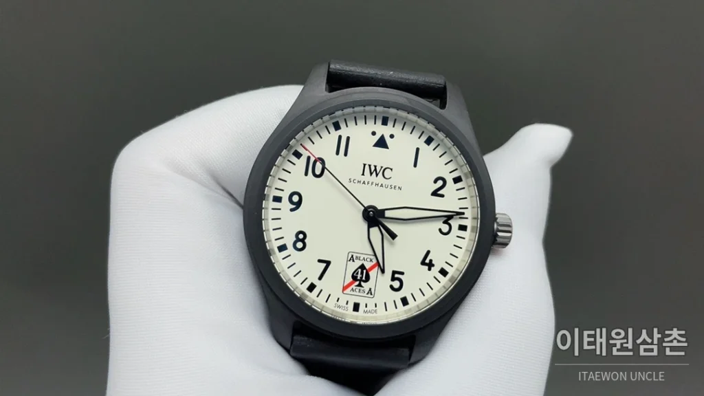 IWC 파일럿 오토매틱 41mm 화이트 다이얼 블랙 러버 스트랩 블랙 베젤 (2)