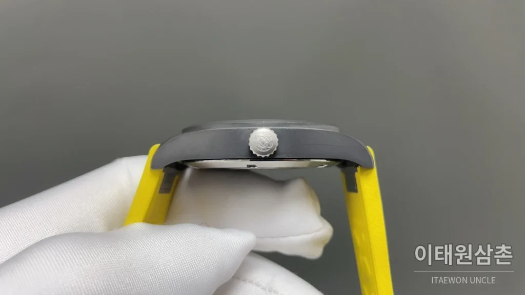 IWC 파일럿 오토매틱 41mm 네이비 다이얼 옐로우 러버 스트랩 그레이 베젤 티타늄 케이스