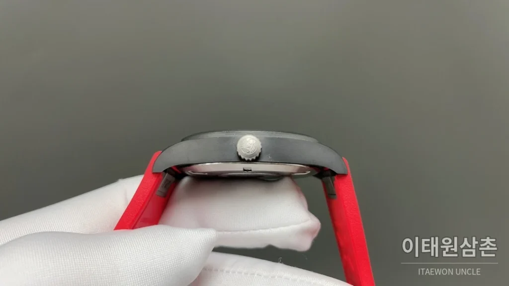IWC 파일럿 오토매틱 41mm 블랙 다이얼 레드 러버 스트랩 블랙 베젤